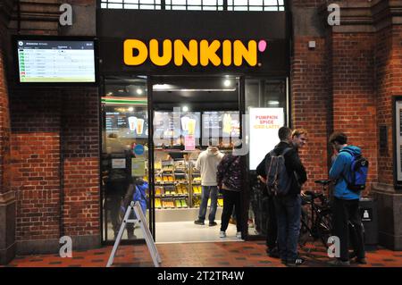 Kopenhagen, Dänemark /21. Oktober. 2023/.Dunkin Cooffee und dunkin und Donuts Shop in der dänischen Hauptstadt. (Photo.Francis Joseph Dean/Dean Pictures) Stockfoto