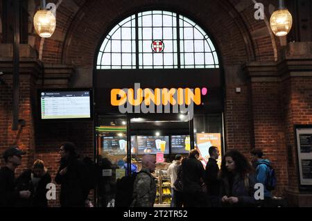 Kopenhagen, Dänemark /21. Oktober. 2023/.Dunkin Cooffee und dunkin und Donuts Shop in der dänischen Hauptstadt. (Photo.Francis Joseph Dean/Dean Pictures) Stockfoto