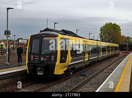 Am 5. Oktober 2023 wartet ein Zug von Liverpool Central auf die Abfahrt vom neu eröffneten Bahnhof Headbolt Lane in Kirkby. Stockfoto