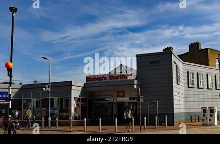 Die modernen Gebäude an der Dane Street Eingang zu Bishop’s Stortford in Essex. Der Bahnhof wird von Greater Anglia betrieben. Stockfoto