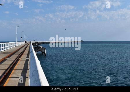 Busselton, Western Australia, Australien, 22. September 2023: Busselton Jetty, der längste Holzstapelsteg in der südlichen Hemisphäre und ein beliebtes T-Shirt Stockfoto