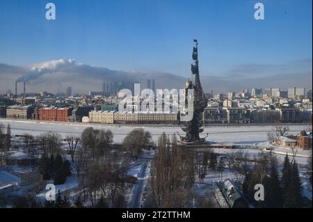 Januar 2023, Moskau, Russland. Blick auf den schneebedeckten Muzeon-Park und das Denkmal für Peter den Großen in der russischen Hauptstadt. Stockfoto