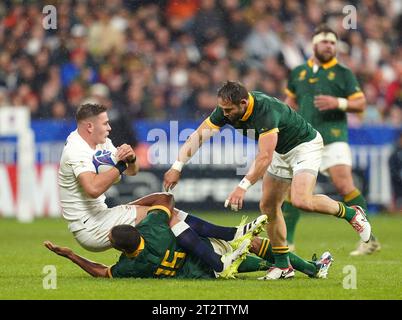 Englands Freddie Steward wurde im Halbfinalspiel der Rugby-Weltmeisterschaft 2023 im Stade de France, Saint-Denis, von Südafrikas Damian Willemse bekämpft. Bilddatum: Samstag, 21. Oktober 2023. Stockfoto