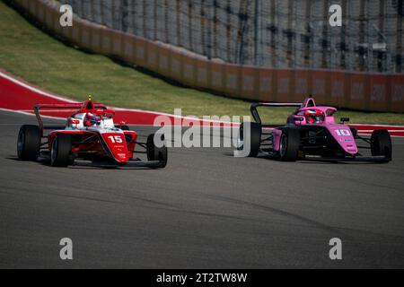 Austin, Usa. Oktober 2023. Marta García von Prema Racing, Rennfahrerin der spanischen Formel-1-Akademie, führt Abbi Pull von Rodin Carlin, in Turn One beim Formel-1-Academy-Rennen 1 beim Formel-1-Grand Prix der Vereinigten Staaten auf dem Circuit of the Americas in Austin, Texas. am Samstag, 21. Oktober 2023. Foto: Greg Nash/UPI Credit: UPI/Alamy Live News Stockfoto