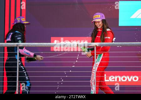 Austin, Usa. Oktober 2023. Die britische Formel-1-Academy-Pilotin Abbi Pulling von Rodin Carlin und die spanische Formel-1-Academy-Pilotin Marta García von Prema Racing Spray Champagne nach der Siegerzeremonie für das Formel-1-Academy-Rennen 1 während des Formel-1-Grand Prix der Vereinigten Staaten auf dem Circuit of the Americas in Austin, Texas, am Samstag, den 21. Oktober 2023. Foto: Greg Nash/UPI Credit: UPI/Alamy Live News Stockfoto