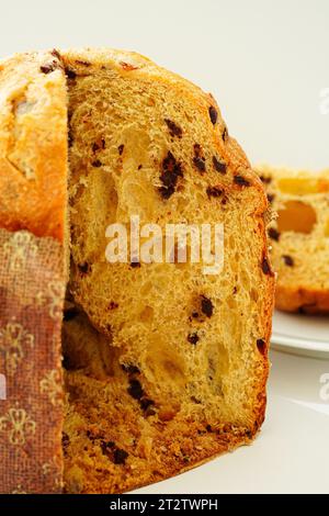 Italienisches Weihnachtsbrot Panettone in Stücke geschnitten Stockfoto