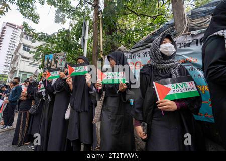 Bangkok, Thailand. Oktober 2023. Hunderte pro-palästinensischer Anhänger versammelten sich in der israelischen Botschaft in Bangkok, Thailand, um gegen die laufende israelische Militäraktiva in Gaza zu protestieren. (Kreditbild: © Adryel Talamantes/ZUMA Press Wire) NUR REDAKTIONELLE VERWENDUNG! Nicht für kommerzielle ZWECKE! Stockfoto