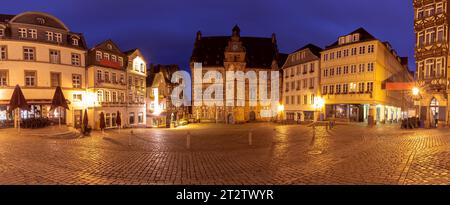 Panoramaaufnahme des alten traditionellen mittelalterlichen Rathausplatzes bei nächtlicher Beleuchtung bei Sonnenaufgang. Marburg. Deutschland. Stockfoto