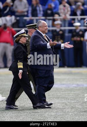 Annapolis, MD, USA. Oktober 2023. Der Marineminister Carlos Del Toro und die stellvertretende Chief of Naval Operations, Admiral Lisa Franchetti, feuern die Menge vor einem NCAA-Fußballspiel zwischen der United States Naval Academy und der United States Air Force Academy im Navy-Marine Corp Memorial Stadium in Annapolis, MD, an. Justin Cooper/CSM (Bild: © Justin Cooper/Cal Sport Media). Quelle: csm/Alamy Live News Stockfoto