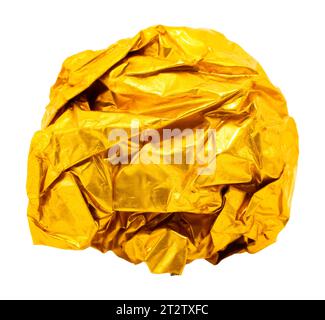 Ein Klumpen oder eine Kugel aus zerknitterter gelbgoldener Folie auf weißem Hintergrund. Folie Stockfoto