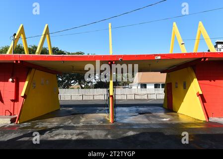 LONG BEACH, KALIFORNIEN - 18. OCT 2023: Die Trojan Car Wash am Pacific Coast Highway, PCH in Long Beach. Stockfoto