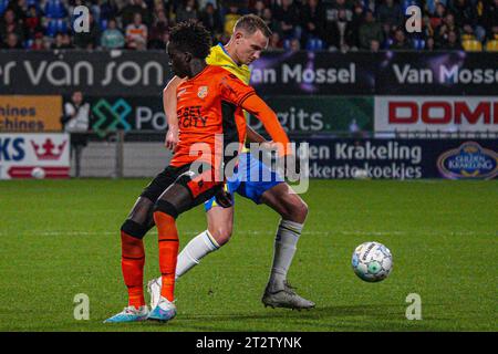 Waalwijk, Niederlande. Oktober 2023. WAALWIJK, NIEDERLANDE - 21. OKTOBER: Julian Lelieveld vom RKC Waalwijk, Garang Kuol vom FC Volendam während des niederländischen Eredivisie-Spiels zwischen RKC Waalwijk und FC Volendam im Mandemakers Stadion am 21. Oktober 2023 in Waalwijk, Niederlande. (Foto von Gabriel Calvino Alonso/Orange Pictures) Credit: Orange Pics BV/Alamy Live News Stockfoto