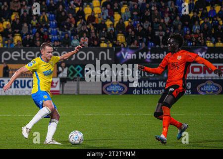 Waalwijk, Niederlande. Oktober 2023. WAALWIJK, NIEDERLANDE - 21. OKTOBER: Julian Lelieveld vom RKC Waalwijk, Garang Kuol vom FC Volendam während des niederländischen Eredivisie-Spiels zwischen RKC Waalwijk und FC Volendam im Mandemakers Stadion am 21. Oktober 2023 in Waalwijk, Niederlande. (Foto von Gabriel Calvino Alonso/Orange Pictures) Credit: Orange Pics BV/Alamy Live News Stockfoto