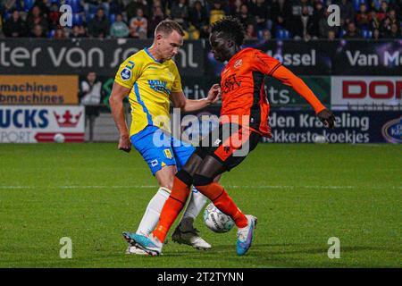 Waalwijk, Niederlande. Oktober 2023. WAALWIJK, NIEDERLANDE - 21. OKTOBER: Julian Lelieveld vom RKC Waalwijk, Garang Kuol vom FC Volendam während des niederländischen Eredivisie-Spiels zwischen RKC Waalwijk und FC Volendam im Mandemakers Stadion am 21. Oktober 2023 in Waalwijk, Niederlande. (Foto von Gabriel Calvino Alonso/Orange Pictures) Credit: Orange Pics BV/Alamy Live News Stockfoto