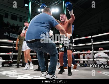 Joe Laws (rechts) feiert den Sieg über Michael Hennessy Jr in York Hall, London. Bilddatum: Samstag, 21. Oktober 2023. Stockfoto