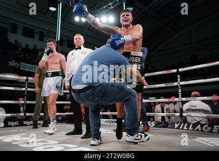 Joe Laws (rechts) feiert den Sieg über Michael Hennessy Jr in York Hall, London. Bilddatum: Samstag, 21. Oktober 2023. Stockfoto