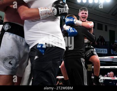 Joe Laws (rechts) feiert den Sieg über Michael Hennessy Jr in York Hall, London. Bilddatum: Samstag, 21. Oktober 2023. Stockfoto