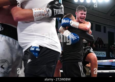 Joe Laws (rechts) feiert den Sieg über Michael Hennessy Jr in York Hall, London. Bilddatum: Samstag, 21. Oktober 2023. Stockfoto