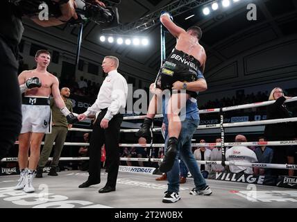 Joe Laws (rechts) feiert den Sieg über Michael Hennessy Jr in York Hall, London. Bilddatum: Samstag, 21. Oktober 2023. Stockfoto