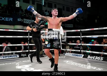 Joe Laws feiert den Sieg über Michael Hennessy Jr in York Hall, London. Bilddatum: Samstag, 21. Oktober 2023. Stockfoto