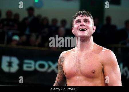 Joe Laws feiert den Sieg über Michael Hennessy Jr in York Hall, London. Bilddatum: Samstag, 21. Oktober 2023. Stockfoto