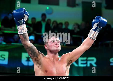 Joe Laws feiert den Sieg über Michael Hennessy Jr in York Hall, London. Bilddatum: Samstag, 21. Oktober 2023. Stockfoto