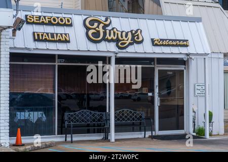 Vollständige Vorderansicht von Fury's Restaurant im Vorort von New Orleans am 22. Juli 2023 in Metairie, LA, USA Stockfoto