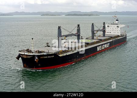 Der Bulk Carrier „Artemis Bulker“ wird auf dem Panamakanalsystem durch den Gatun-See gesehen. Sie wurde 2020 erbaut und führt die Flagge der Marshallinseln. Stockfoto