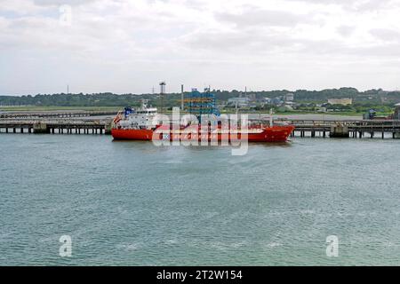 Der LPG-Tanker „Emily Kosan“ wird neben dem Pier der Esso Fawley Raffinerie auf Southampton Water gesehen. Der neue Wald ist jenseits der Lagertanks zu sehen. Stockfoto