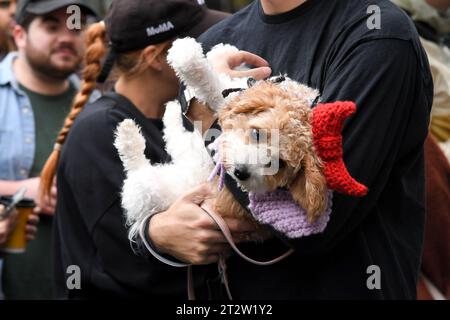 New York, USA. Oktober 2023. Allgemeine Ansicht der 33. Jährlichen Tompkins Square Halloween Dog Parade in New York, NY am 21. Oktober 2023. (Foto: Efren Landaos/SIPA USA) Credit: SIPA USA/Alamy Live News Stockfoto