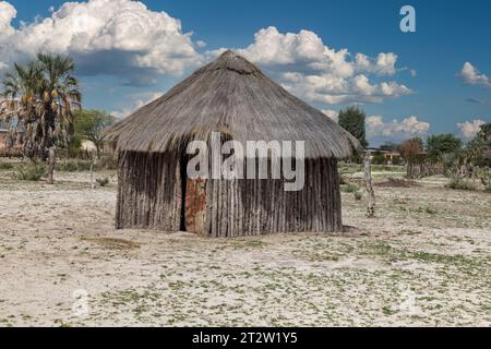 Botswana Dorf Rondavel mit Holzwänden und Strohdach typisch für das südliche afrika Stockfoto