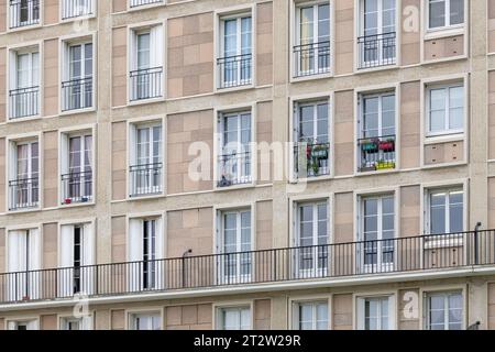 Le Havre, Frankreich - Schwerpunkt auf einer Stahlbetonfassade, die Auguste Perret nach dem Zweiten Weltkrieg errichtet hat. Stockfoto