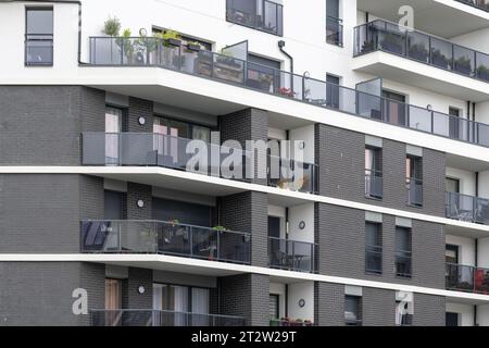 Le Havre, Frankreich: Konzentrieren Sie sich auf einen Teil eines modernen Wohngebäudes mit schwarzen Ziegeln. Stockfoto