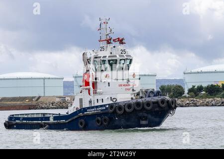 Le Havre, Frankreich - Hafenschlepper VB SAINTE ADRESSE fährt auf ein Schiff im Hafen von Le Havre zu. Stockfoto