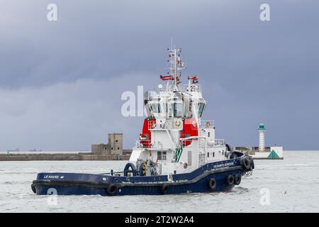 Le Havre, Frankreich - Hafenschlepper VB SAINTE ADRESSE fährt auf ein Schiff im Hafen von Le Havre zu. Stockfoto