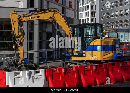 Gelber kleiner Raupenbagger CAT 308 auf der Baustelle Stockfoto