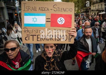 Madrid, Spanien. Oktober 2023. Menschen protestieren während einer Demonstration, die Palästina unterstützt. Die palästinensische Gemeinschaft in Madrid ist auf die Straße gegangen, um ihre Unterstützung für das palästinensische Volk zu zeigen und gegen die Angriffe Israels auf den Gazastreifen zu protestieren. Quelle: Marcos del Mazo/Alamy Live News Stockfoto