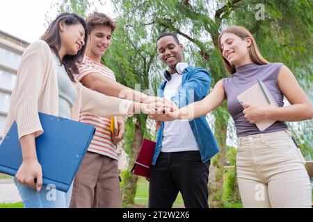 Multiethnische Gruppe glücklicher lächelnder Studenten, die sich draußen verbanden. Stockfoto