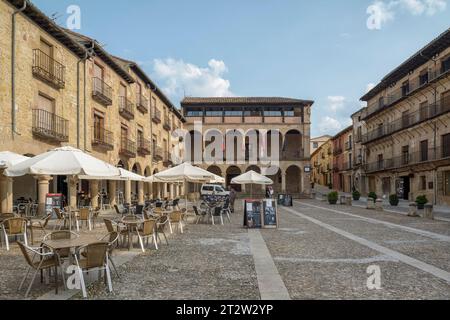 Äußere Hauptfassade des Rathauses in der Stadt Siguenza, Provinz Guadalajara, autonome Gemeinde Castilla la Mancha, Spanien, Europa. Stockfoto