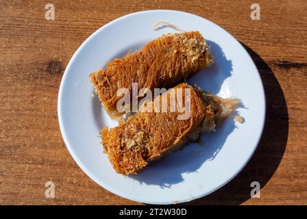 Baklawa auf einer weißen Schale. Stockfoto