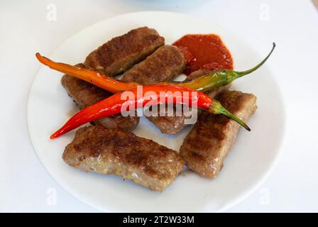 Izgara Kofte ist gegrilltes Lamm Kofta, ein beliebtes Street Food in der Türkei, das aus gehacktem Lamm und aromatischen Gewürzen wie Koriander und Paprika hergestellt wird. Stockfoto