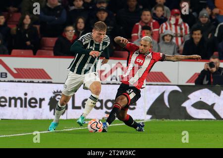Sheffield, Großbritannien. Oktober 2023. Rasmus Hojlund #11 von Manchester United wird am 21. Oktober 2023 in Sheffield, Großbritannien, in der Bramall Lane, Sheffield, United, am 21. Oktober 2023 in Sheffield, United, gegen Vinicius Souza #21 von Sheffield United gekämpft. (Foto: Conor Molloy/News Images/SIPA USA) Credit: SIPA USA/Alamy Live News Stockfoto