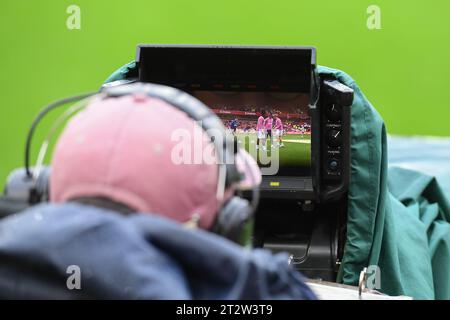 Nottingham, Großbritannien. 21. Oktober 2023.TV Camera man fokussiert sich auf die Forest Players, die sich vor dem Premier League Spiel zwischen Nottingham Forest und Luton Town auf dem City Ground, Nottingham, am Samstag, den 21. Oktober 2023, aufwärmen. (Foto: Jon Hobley | MI News) Credit: MI News & Sport /Alamy Live News Stockfoto