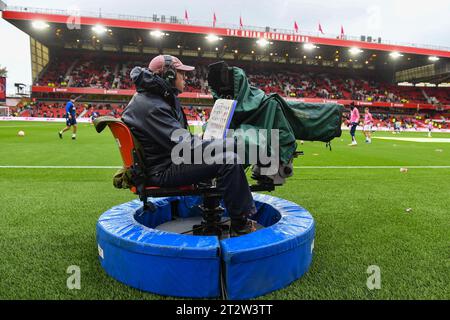 Nottingham, Großbritannien. 21. Oktober 2023.TV-Kameramann während des Premier League-Spiels zwischen Nottingham Forest und Luton Town auf dem City Ground, Nottingham am Samstag, den 21. Oktober 2023. (Foto: Jon Hobley | MI News) Credit: MI News & Sport /Alamy Live News Stockfoto