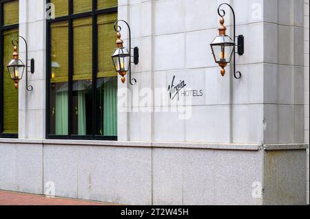 NEW ORLEANS, LA, USA - 15. OKTOBER 2023: Virgin Hotel Schild auf der Lafayette Street Seite des Downtown Hotels Stockfoto