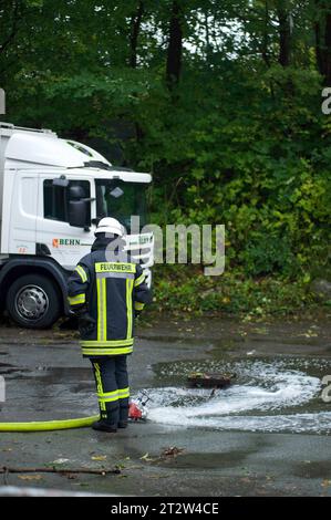 Flensburg, Schleswig-Holstein, Aufräumarbeiten nach Jahrhundert-Hochwasser in Flensburg am Hafen West. Feuerwehrmann im Einsatz, Wasser wird abgeleitet. Aufnahme vom 21.10.2023, Flensburg, *** Flensburg, Schleswig Holstein, Säuberung nach Jahrhundertflut in Flensburg am Hafen West Feuerwehrmann in Aktion, Wasser wird umgeleitet Foto aufgenommen 21 10 2023, Flensburg, Credit: Imago/Alamy Live News Stockfoto