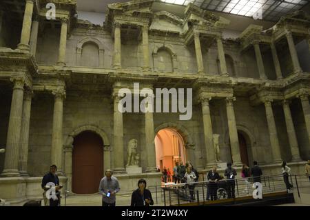 Berlin, Deutschland - 21. Oktober 2023 - das Pergamonmuseum ist ab Oktober wegen umfangreicher Renovierungsarbeiten vollständig geschlossen. (Foto: Markku Rainer Peltonen) Stockfoto