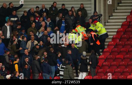 Middlesbrough, Großbritannien. Oktober 2023. Crowd Trouble findet im Birmingham City End während des Sky Bet Championship Matches zwischen Middlesbrough und Birmingham City am Samstag, den 21. Oktober 2023, im Riverside Stadium in Middlesbrough statt. (Foto: Michael Driver | MI News) Credit: MI News & Sport /Alamy Live News Stockfoto