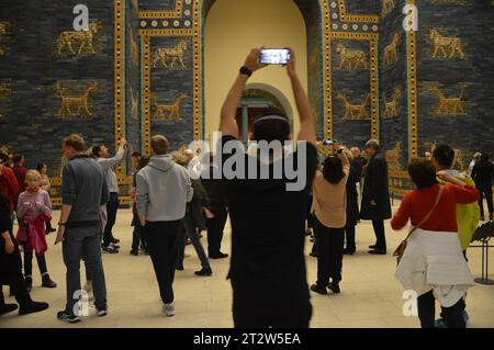 Berlin, Deutschland - 21. Oktober 2023 - das Pergamonmuseum ist ab Oktober wegen umfangreicher Renovierungsarbeiten vollständig geschlossen. (Foto: Markku Rainer Peltonen) Stockfoto