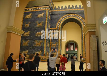 Berlin, Deutschland - 21. Oktober 2023 - das Pergamonmuseum ist ab Oktober wegen umfangreicher Renovierungsarbeiten vollständig geschlossen. (Foto: Markku Rainer Peltonen) Stockfoto